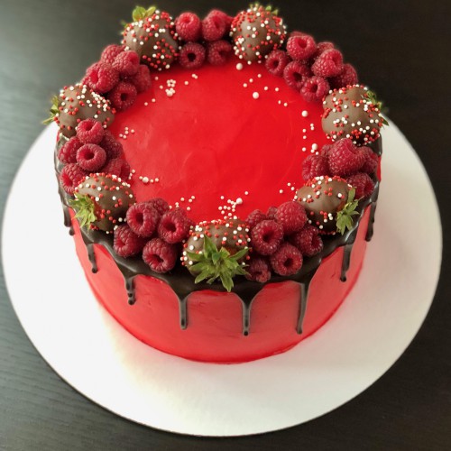 Торт для женщин #936 с клубникой в шоколаде и ягодами, красный