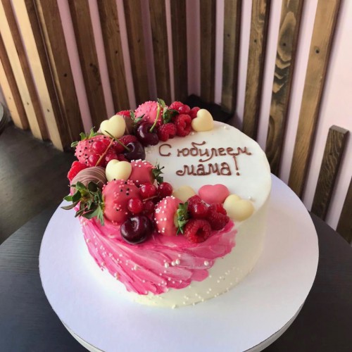 Торт для женщин #938 с клубникой в шоколаде ягодами и шоколадными сердечками, белый, розовый