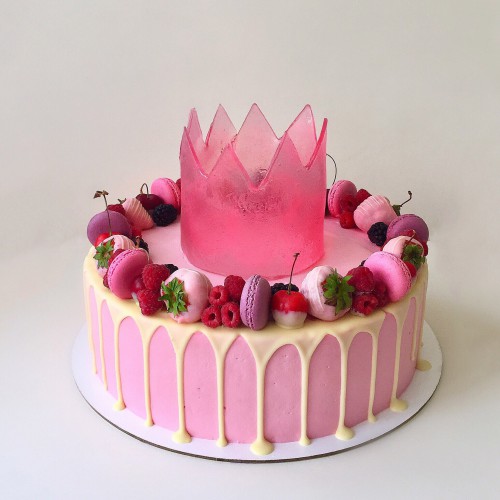 Торт для женщин #94 с клубникой в шоколаде ягодами печеньками и карамельной короной, розовый
