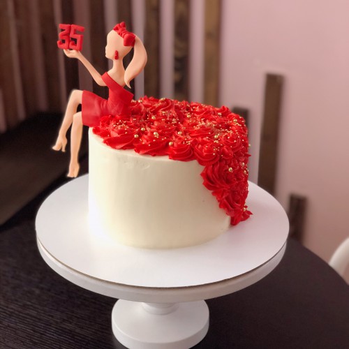 Торт для женщин #942 с фигуркой девушки сидящей на торте мастика, белый, красный