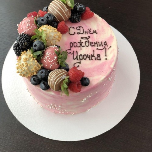 Торт для женщин #965 с клубникой в шоколаде и ягодами, розовый