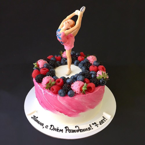Торт для женщин #98 с клубникой в шоколаде ягодами и фигуристкой, розовый