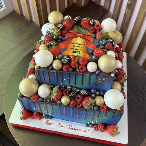 Торт на выпускной #1732 с шоколадными шариками и ягодами, космос