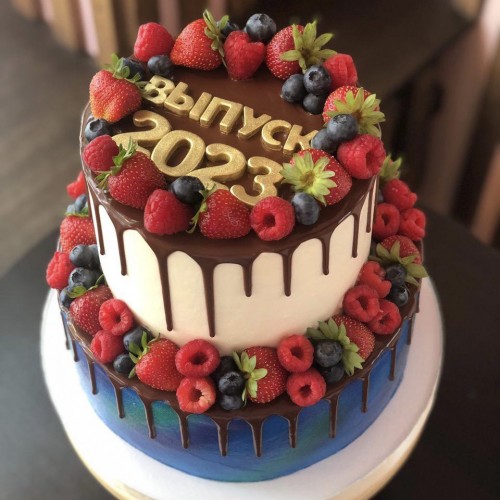 Торт на выпускной #2251 с шоколадными буквами и ягодами, белый синий