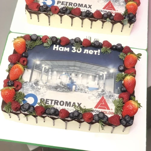 Торт на юбилей #2512 со свежими ягодами, белый