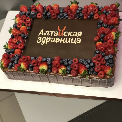 Торт для организации #2599 с ягодами и логотипом, коричневый