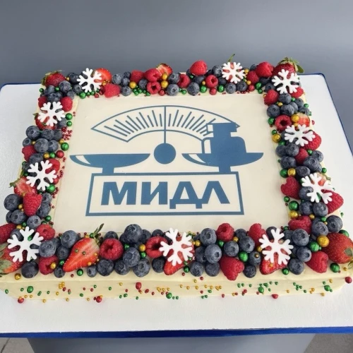 Торт для организации #2951 с логотипом и ягодами, белый