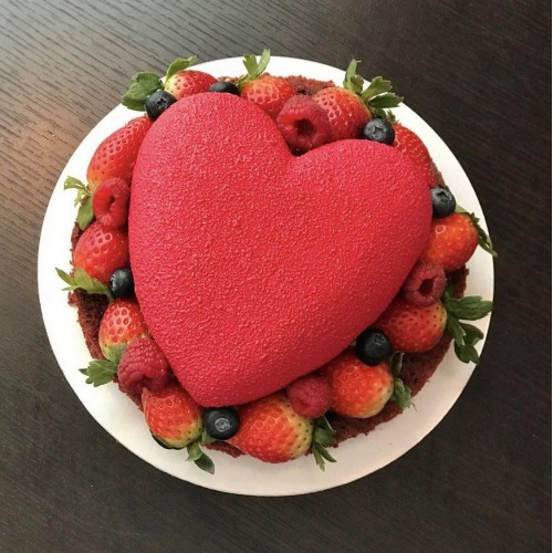 Торт муссовый #1522 в форме сердца с ягодами, велюр красный