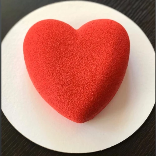 Торт муссовый клубника ваниль #946 в форме сердца, велюр красный