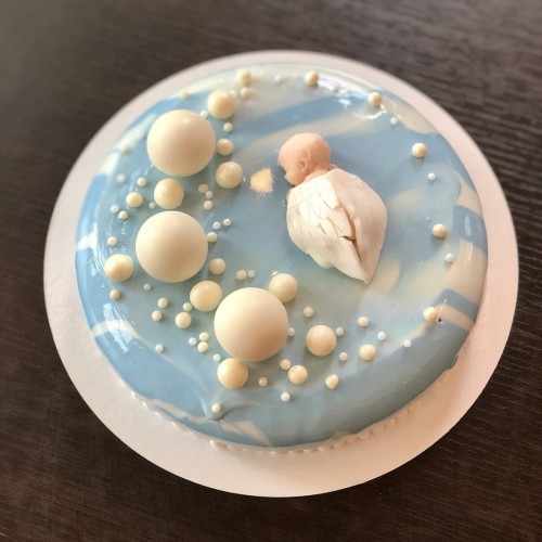 Торт на крещение #1401 муссовый с шоколадными шариками и фигуркой ангел, голубой