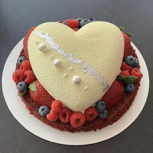 Торт муссовый #1615 с ягодами, велюр белый