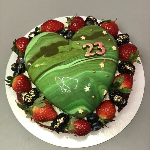 Торт муссовый #2503 в форме сердца со свежими ягодами, хаки