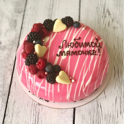Торт муссовый #57 с ягодами и шоколадными сердечками, розовый с белыми полосками