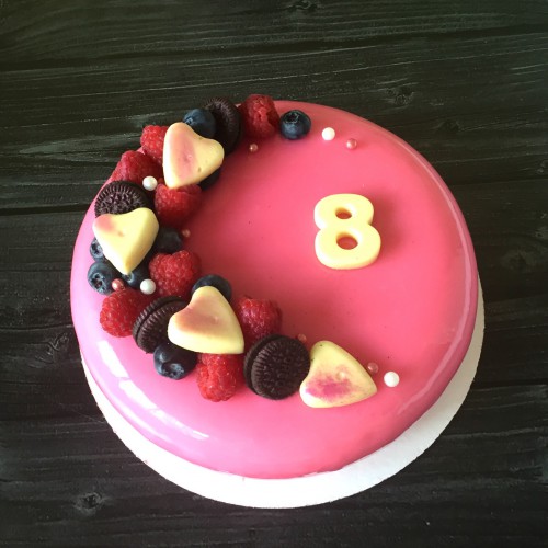 Торт муссовый #59 с ягодами и шоколадными сердечками, розовый