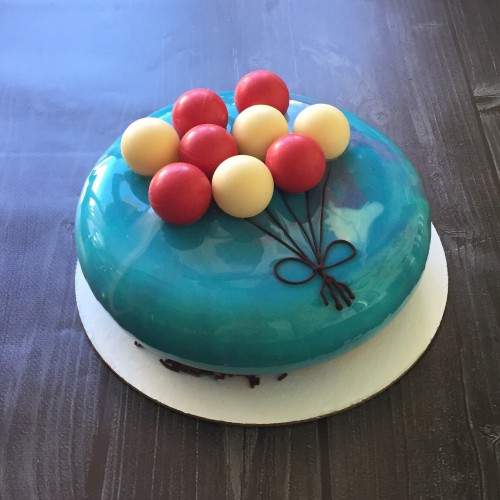 Торт муссовый #60 с шоколадными шариками, голубой
