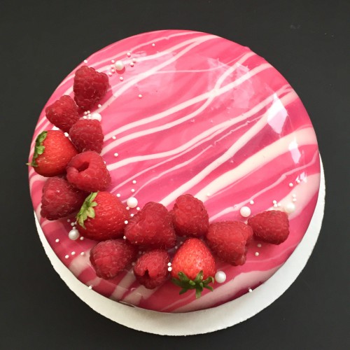 Торт муссовый #62 с ягодами, розовый с белыми полосками