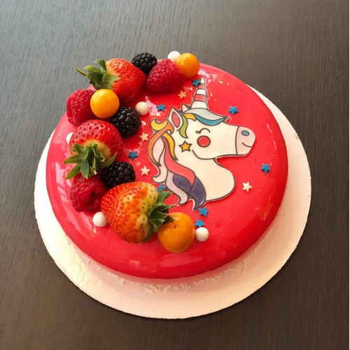 Торт муссовый #632 с ягодами и картинкой ебинорога, красный