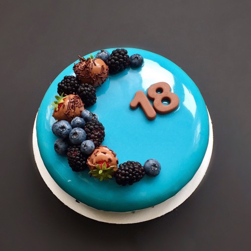 Торт муссовый #64 с ягодами и клубникой в шоколаде, голубой