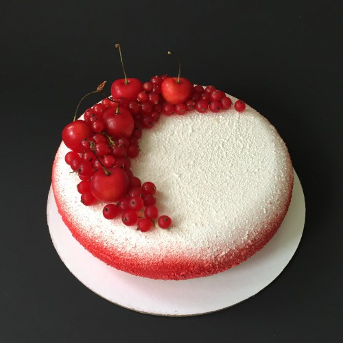Торт муссовый #66 с ягодами, велюр белый красный