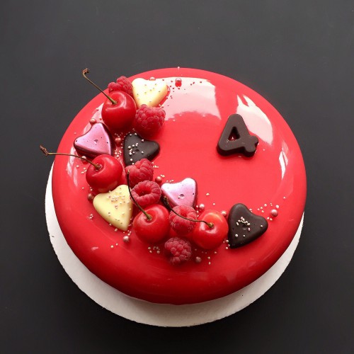 Торт муссовый #69 с ягодами и шоколадными сердечками, красный