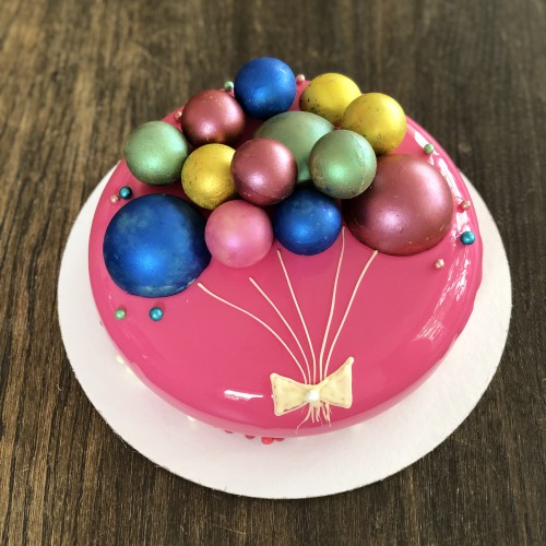 Торт муссовый #699 с шоколадными шариками, розовый