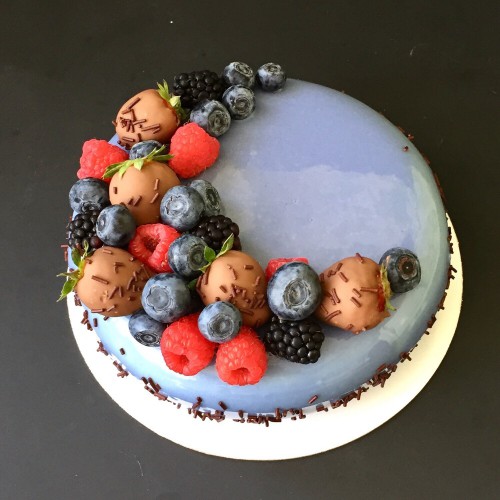 Торт муссовый #71 с ягодами и клубникой в шоколаде, голубой