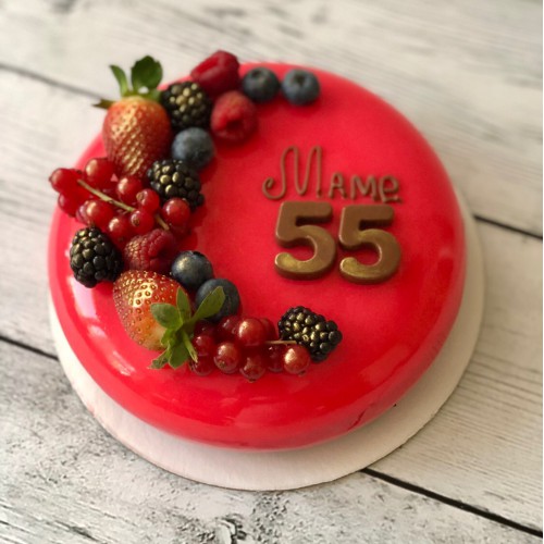 Торт муссовый #74 с ягодами и шоколадными цифрами, красный