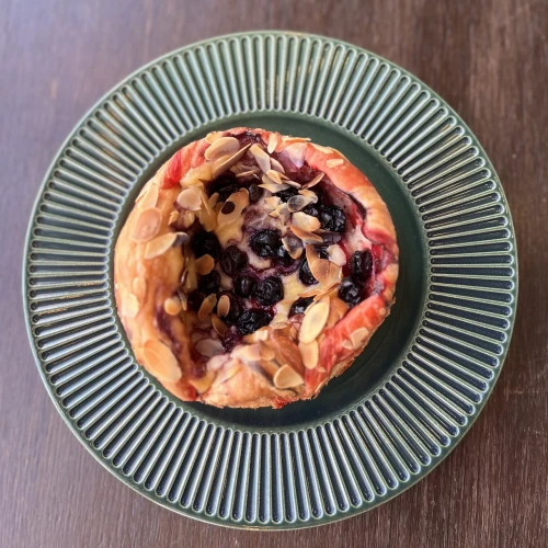 Булочка #2898 с ванильным заварным кремом и чёрной смородиной, 200 г